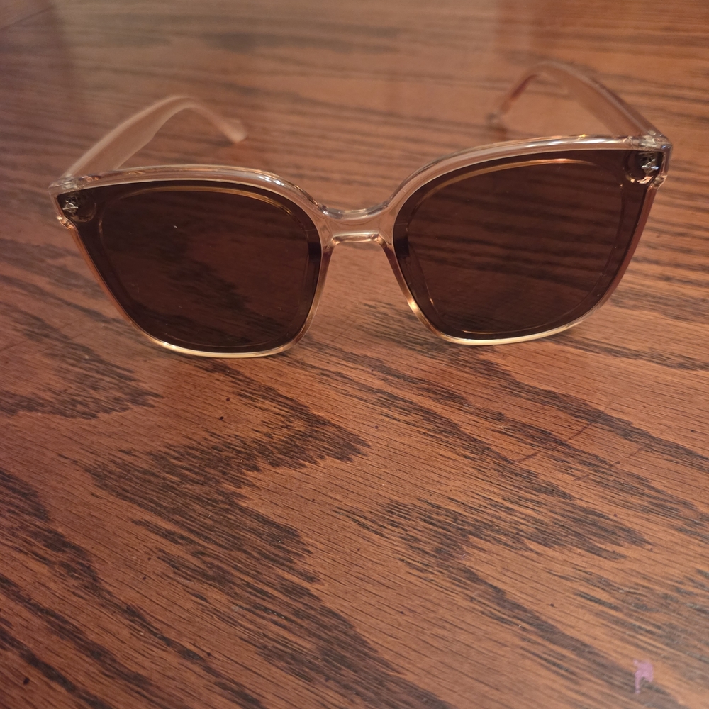 Re-Fabbed Botique Brown Sunglasses with White Case - Picture 2 of 5